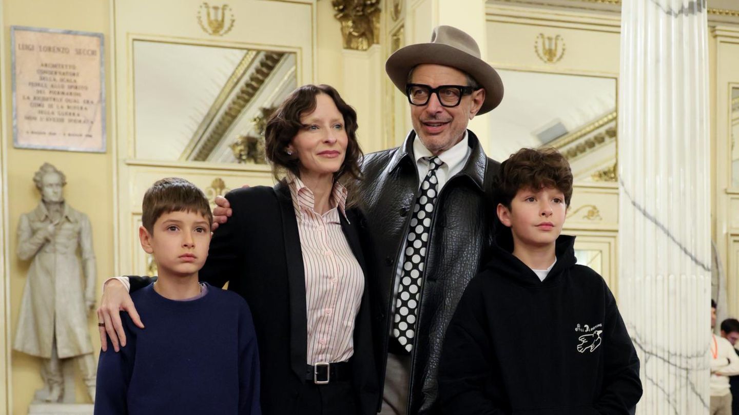 Familien-Style-S-er-Auftritt-mit-seinen-S-hnen-und-die-stehen-ihm-in-Sachen-Style-in-nichts-nach