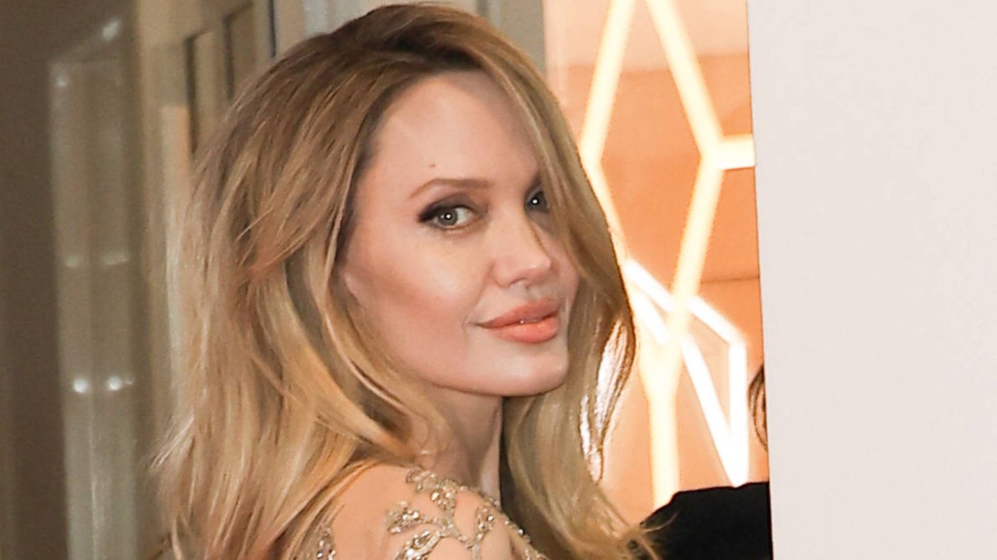 Anelina-Jolie-Mit-Nackt-Kleid-und-volumin-sen-Haaren-erinnert-sie-an-fr-her