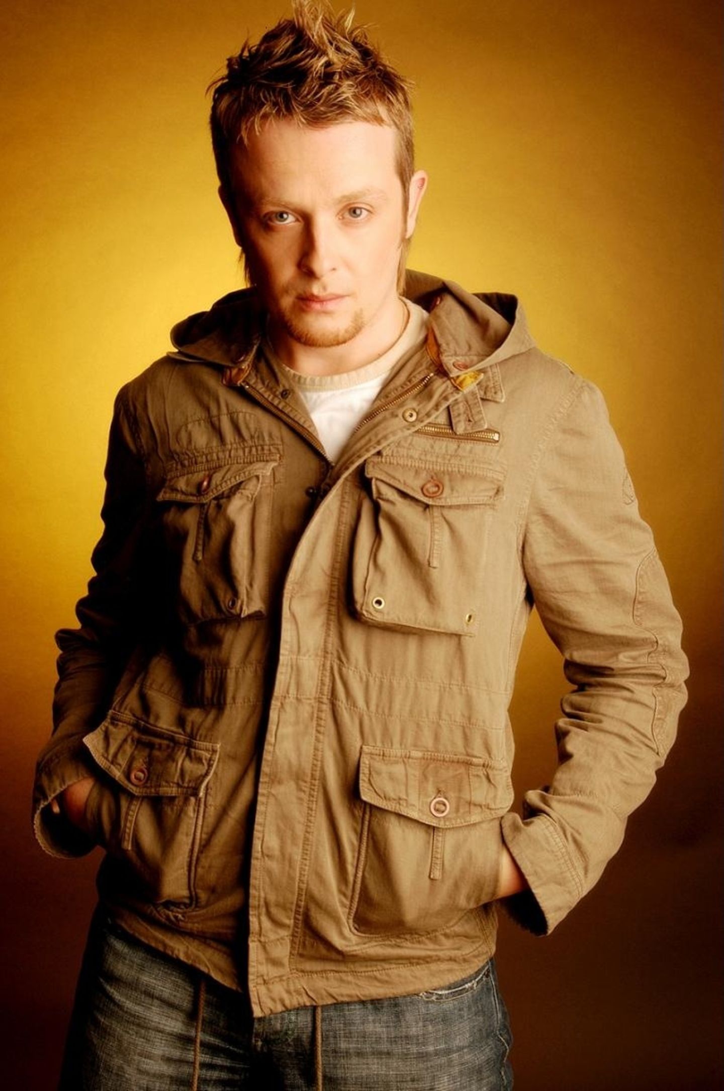 Wer hätte ihn erkannt? Mit ausdrucksstarkem Blick und blond hochgestylter Mähne ließ Ross Antony einst die Herzen höherschlagen.