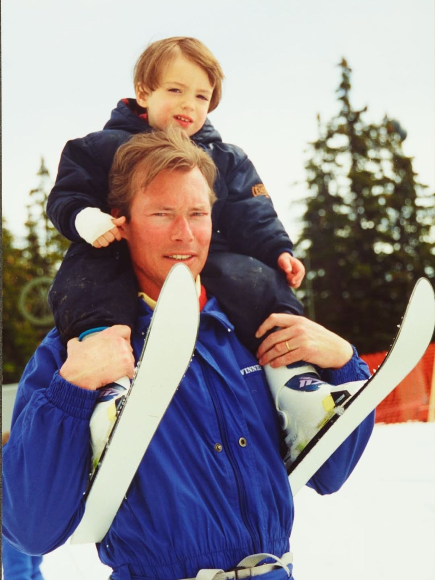 16. Februar 2026 Prinzessin Alexandra von Luxemburg wird heute 35 Jahre alt. Maria Teresa von Luxemburg nimmt den Geburtstag ihrer Tochter zum Anlass und teilt Erinnerungsfotos auf Instagram, die ihre kleine Prinzessin unter anderem auf den Schultern von Papa Henri zeigen. "Alles Gute zum Geburtstag an unsere liebe Alexandra", schreibt sie dazu. 
