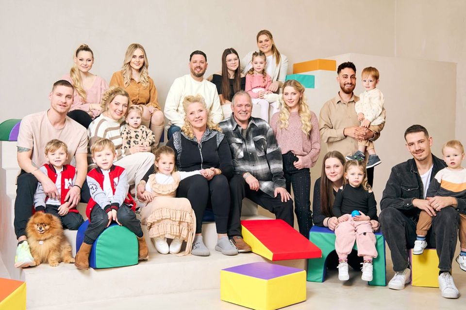 Silvia Wollny (Mitte, sitzend) mit einem Teil ihrer Großfamilie.