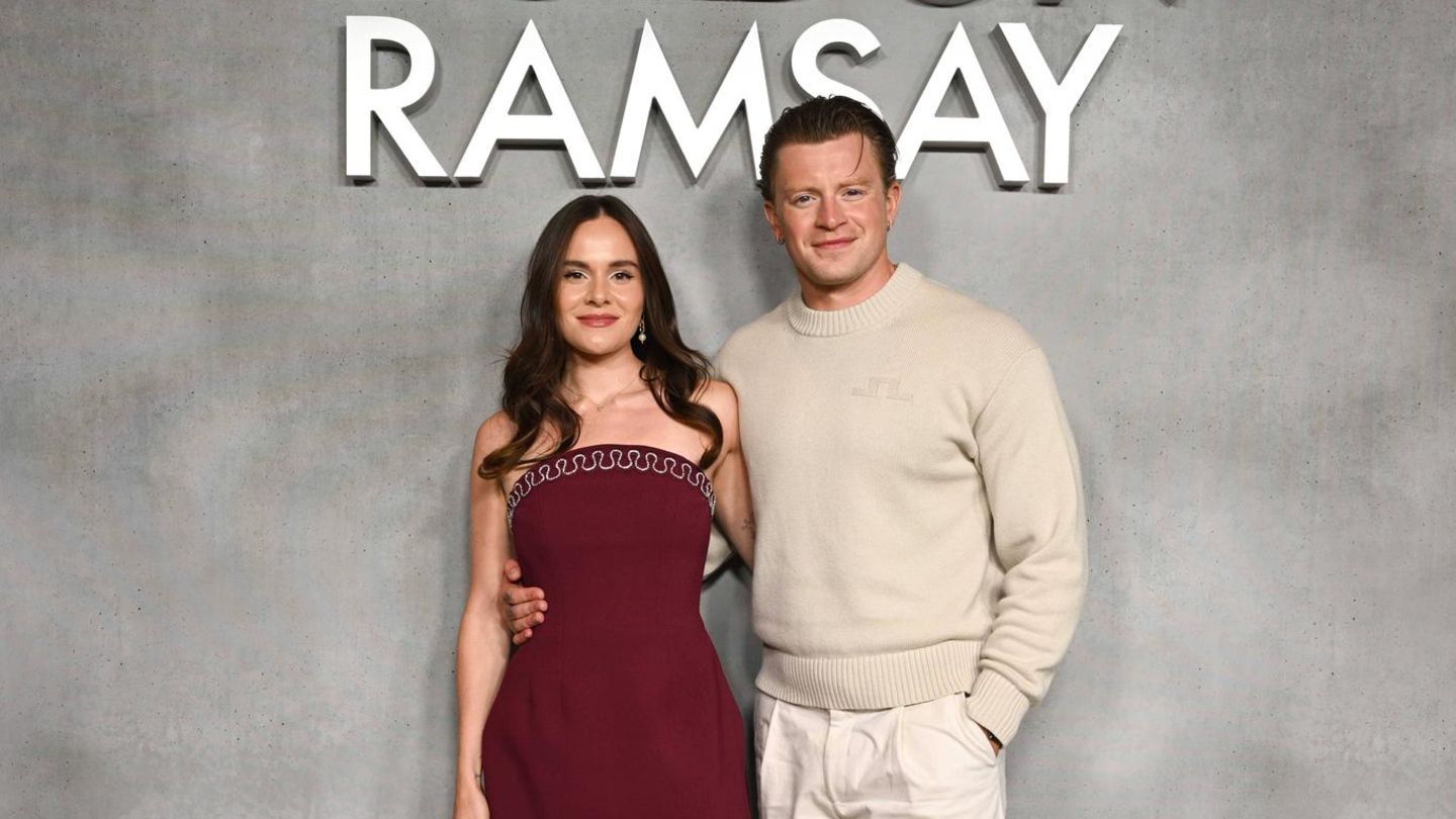 Couple-Looks: Beim ersten Auftritt nach der Hochzeit strahlen sie gemeinsam