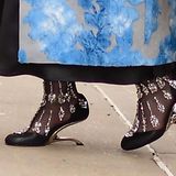 Melissa McCarthy entscheidet sich für Glam-Stiefeletten, die mit funkelnden Kristallen verziert sind. Einzigartig ist der Absatz, der skulptural parallel zum Boden verläuft. Es wirkt fast so, als wäre die Schauspielerin zum großen Absprung bereit …