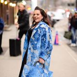 Melissa McCarthy begibt sich mit einem Strahlen zur "The Late Show" mit Stephen Colbert in New York. Obwohl ihr schwarzes Kleid mit Spitze am Ausschnitt glamourös und ihr Mantel mit herrlichen blauen Blüten wirklich genial ist, können beide Pieces nicht wirklich mit dem Schuhwerk mithalten …