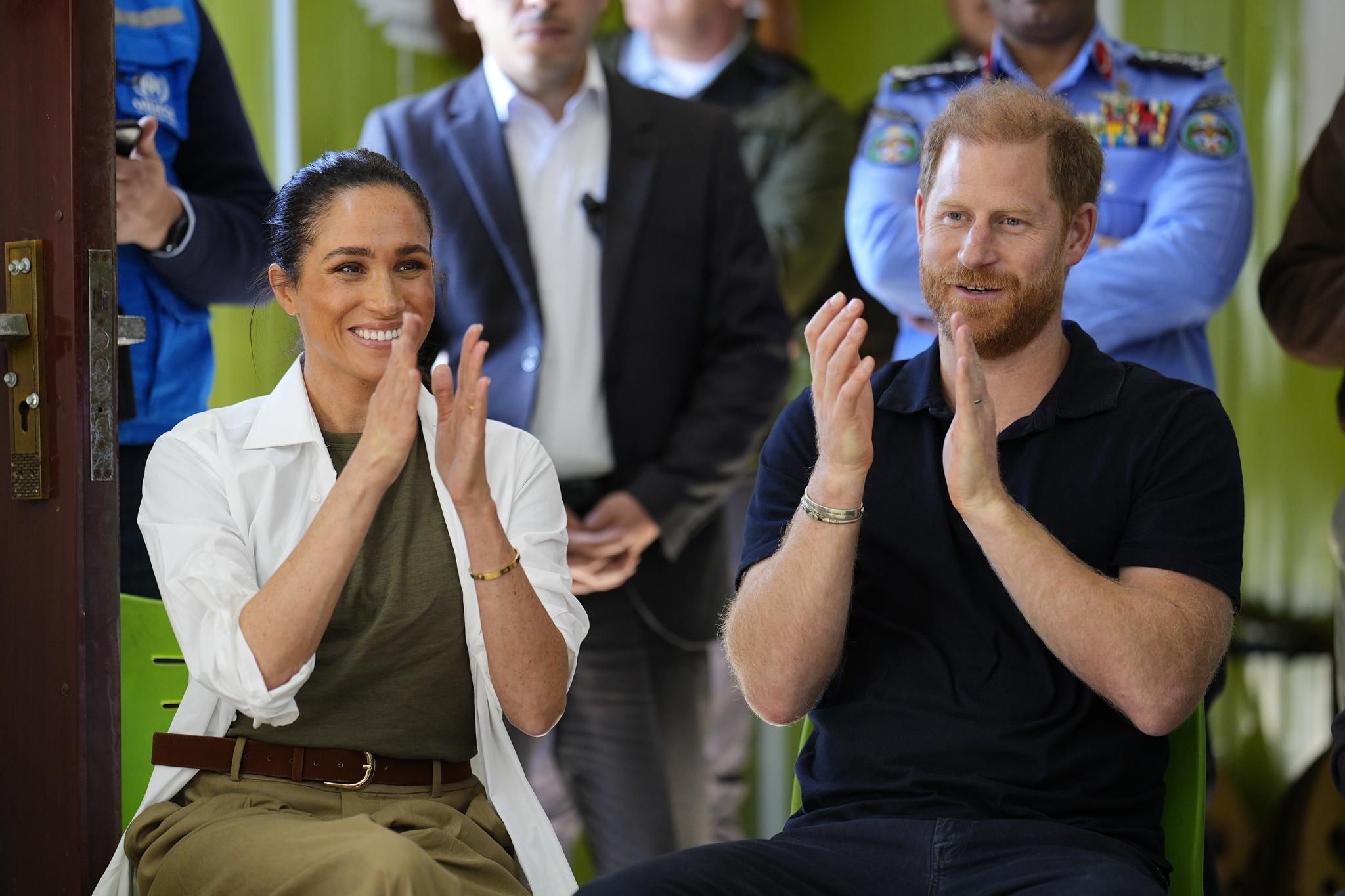 „Ein Schritt auf Harrys Schuh — und plötzlich diskutiert das Internet wieder über Meghan“