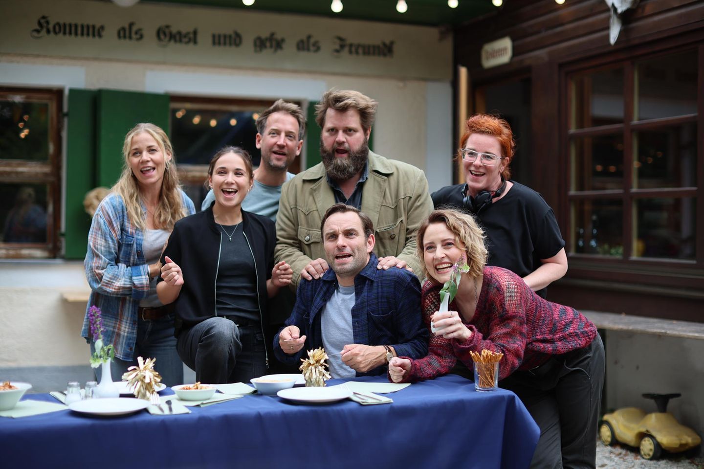 Đội ngũ từ "Behringer and the Dead", hàng trước bên phải: Wanda Perdelwitz