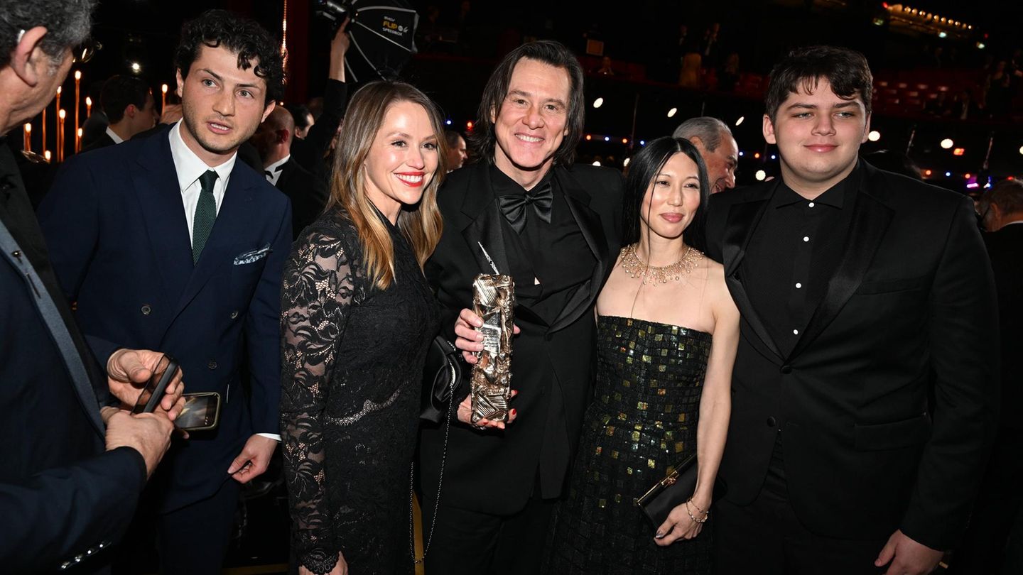 Jim Carrey macht Beziehung mit Minzi bei den César Awards öffentlich