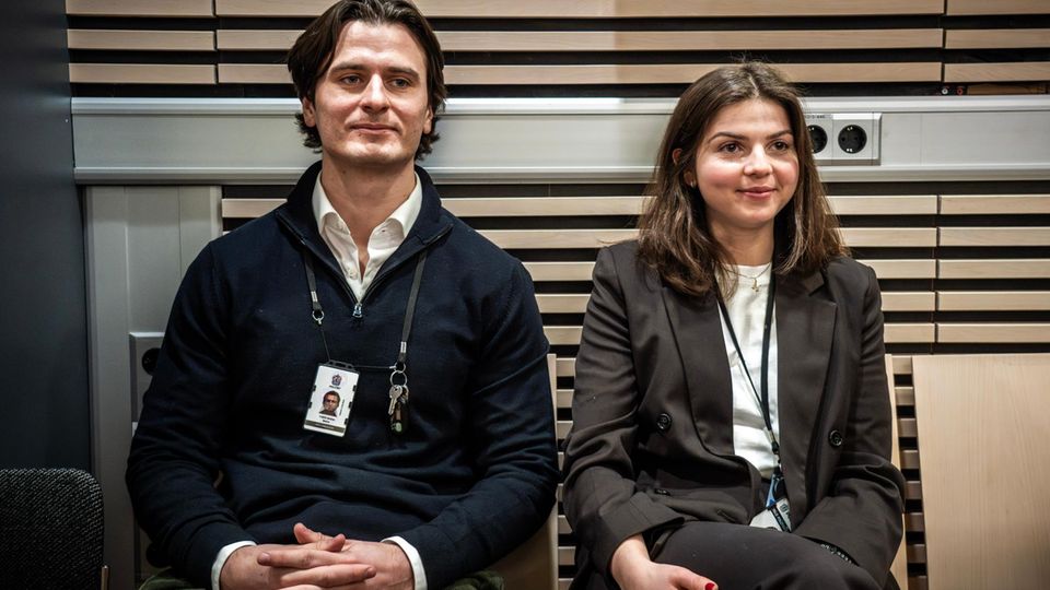 Die Polizeibeamt:innen Frederik Bolme und Mina Bankerud treten vor,