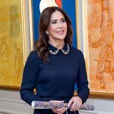 Mary brachte den Schuh erst vor kurzem erneut auf die royale Bühne. Bei den Feierlichkeiten einer Stiftung glänzten diese in einem knalligen Gelb an ihren Füßen. Mit 1200 Euro sind sie zwar nicht ganz günstig, doch das dänische Oberhaupt hat den Wert der Schuhe mit ihren zahlreichen Auftritten darin bestimmt wieder raus.
