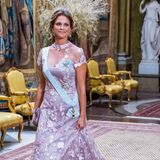 Auch Prinzessin Madeleine darf diesen Schuh ihr Eigen nennen. Beim Königsdinner in 2019 blitzt er unter ihrem mit Blumen bestickten Kleid hervor, der passend zu ihrer Robe in einem satinierten Rosa mit seiner Glitzerschnalle zu glänzen weiß. 
