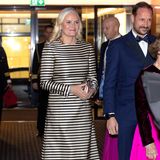 Prinzessin Mette-Marit outet sich ebenfalls als Fan des kostspieligen Schuhs, greift jedoch zu einer anderen Variante, die in Gold perfekt zu ihrem gestreiften Kleid passt. Getragen hat sie die Pumps bereits 2023 beim Bankett zu Ehren der Friedensnobelpreisträger:innen.