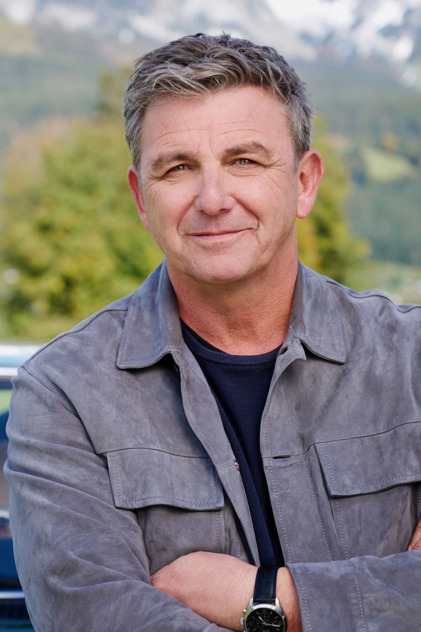 Hans Sigl als Dr. Martin Gruber in "Der Bergdoktor" "Der Bergdoktor" gehört zu den absoluten Dauerbrennern im deutschsprachigen Fernsehen und hat sich längst in die Herzen der Zuschauer:innen gespielt. Im Mittelpunkt steht der mitfühlende Dr. Martin Gruber, der im malerischen Dorf Ellmau nicht nur seine Patient:innen versorgt, sondern auch mit den Wirrungen seines Familienlebens kämpft. Die Serie vereint auf perfekte Weise medizinisches Drama, emotionale Familiengeschichten und den Charme der Heimat – ein echtes Wohlfühlformat für Jung und Alt. Seit 2008 sind bereits 19 Staffeln voller Spannung, Herz und berührender Momente entstanden.