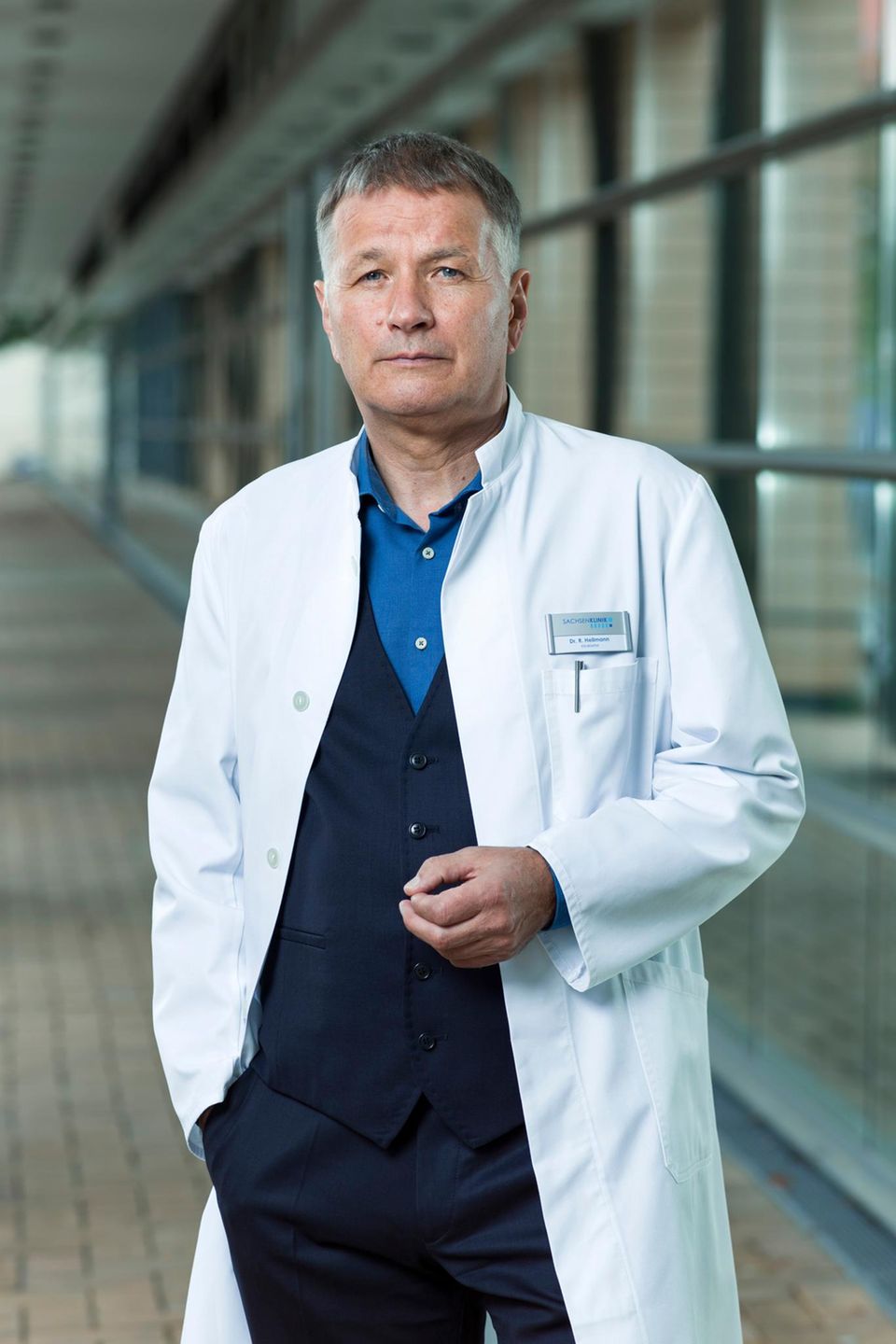 Thomas Rühmann als Dr. Roland Heilmann in "In aller Freundschaft" "In aller Freundschaft" ist ein Dauerbrenner, der das Publikum seit 1998 jede Woche mitreißt. Die Reihe spielt in der fiktiven Sachsenklinik in Leipzig und verknüpft auf packende Weise medizinische Notfälle, emotionale Schicksale und menschliche Beziehungen sowohl auf der Station als auch im Privatleben der Figuren. Im Zentrum steht seit der ersten Folge Dr. Roland Heilmann. Als engagierter Chirurg und langjähriger Oberarzt kämpft er nicht nur gegen Krankheiten, sondern auch mit den Tiefen seines Lebens, familiären Belastungen und persönlichen Verlusten. Seine Entwicklung über die Jahrzehnte macht ihn zu einer der prägenden Serienfiguren Deutschlands. 28 Staffeln sind seit dem Start produziert worden, mit über 1.100 Episoden und mehreren Spielfilmen. "In aller Freundschaft" ist damit ein echtes TV‑Phänomen, das auch nach mehr als 25 Jahren noch immer läuft und weitergeführt wird.