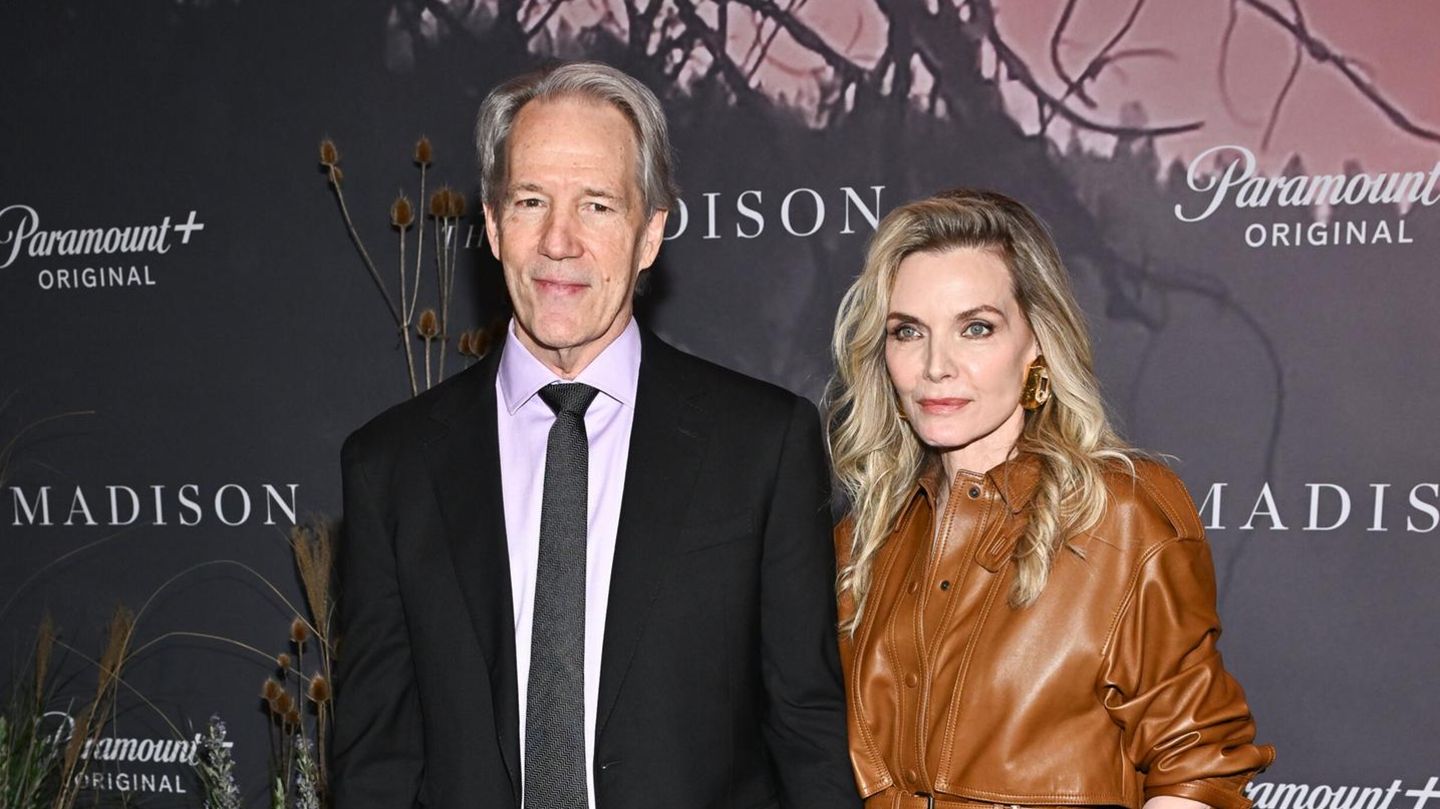 Couple-Looks: Auch nach über 30 Jahren Ehe ist die Liebe der beiden zu spüren