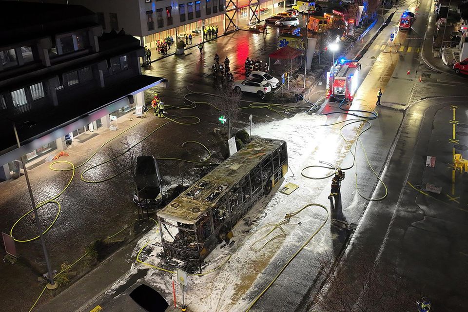 Der Busbrand in der Schweizer Kleinstadt Kerzers ereignete sich am Mittwochabend, 10. März 2026.