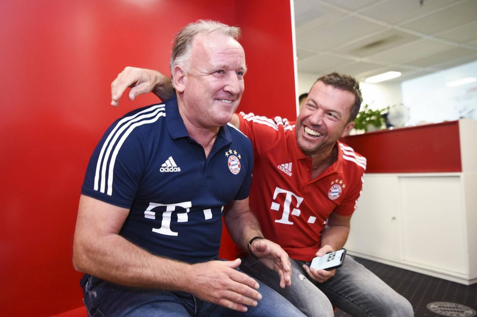 Andreas Brehme (†) und Lothar Matthäus bei einem gemeinsamen Besuch des FC-Bayern-Büros in Shanghai im September 2018.