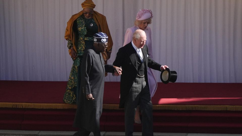 Президент Бола Тинубу и король Карл III во время государственного визита