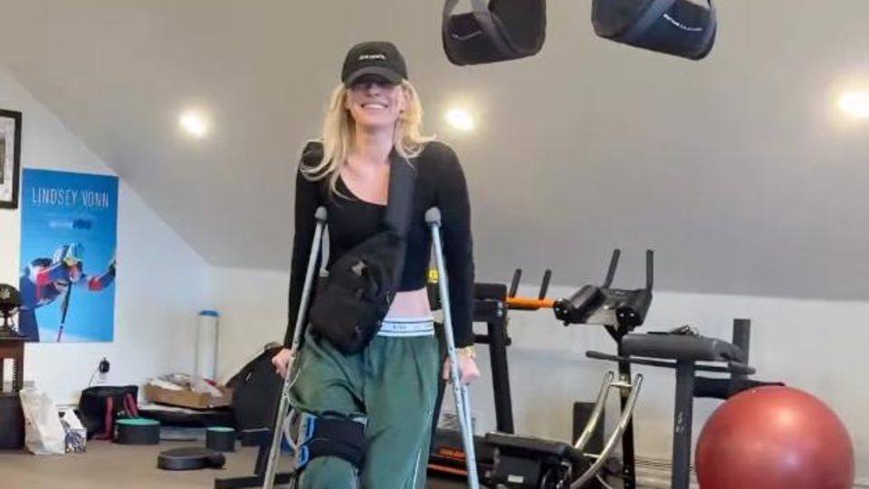 Линдси Вонн делится в своей истории в Instagram кадрами, на которых её сестра Карин на костылях.