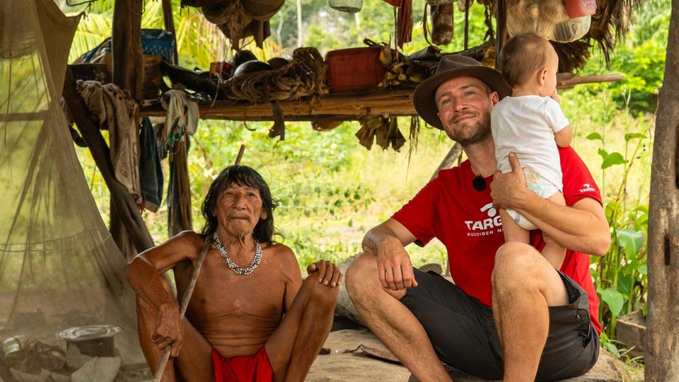 Роман Вебер и его сын встречаются с вождем.