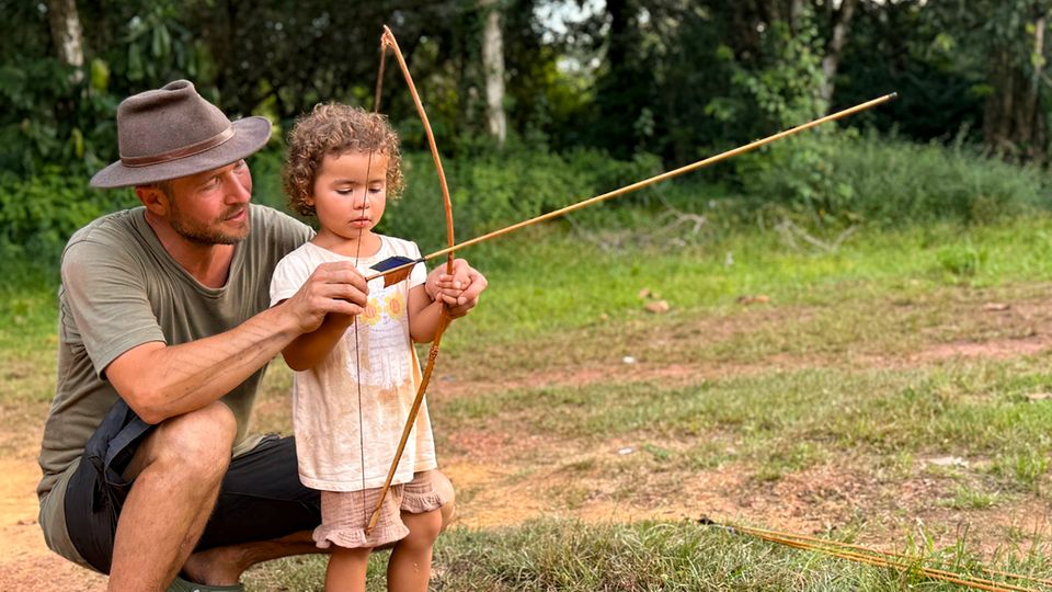 Аврора учится стрелять из лука.