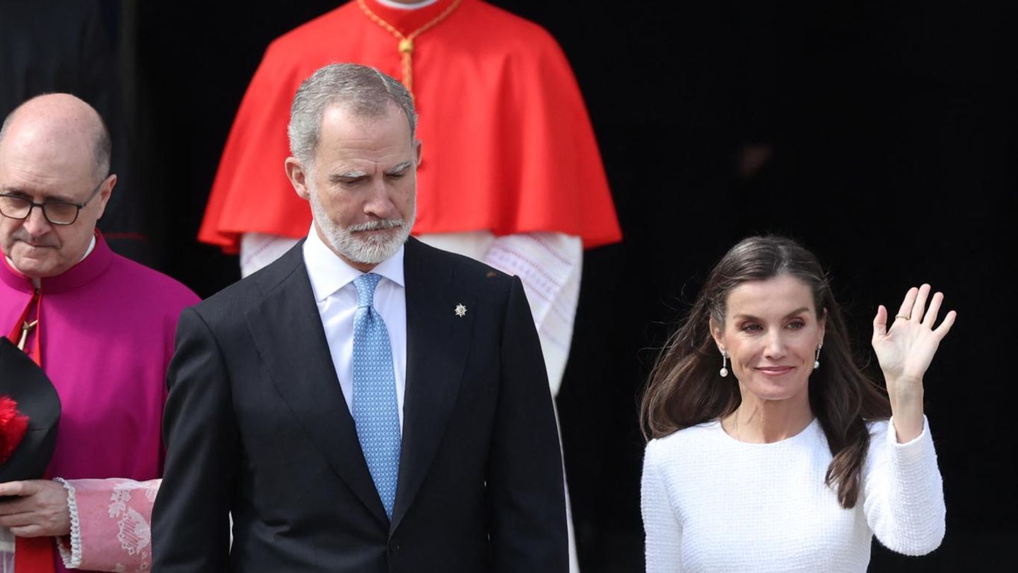 Königin Letizia : Missachtet sie die Kleiderregel des Vatikan?