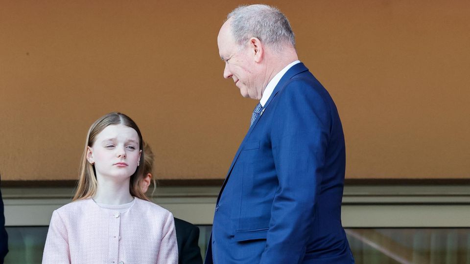 Правитель сияет, глядя на свою дочь.