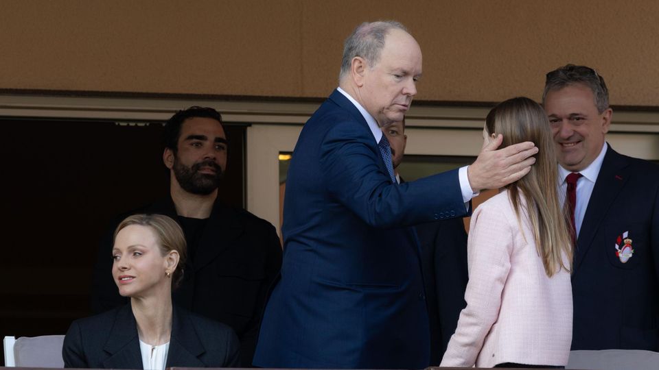 Князь Альберт нежно поглаживает принцессу Габриэллу по затылку.