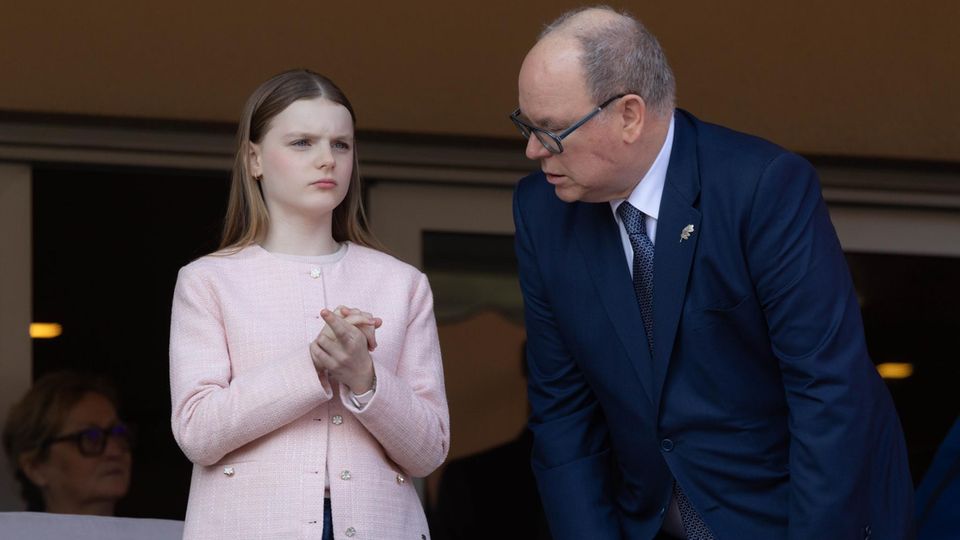 Альберт что-то шепчет Габриэлле.