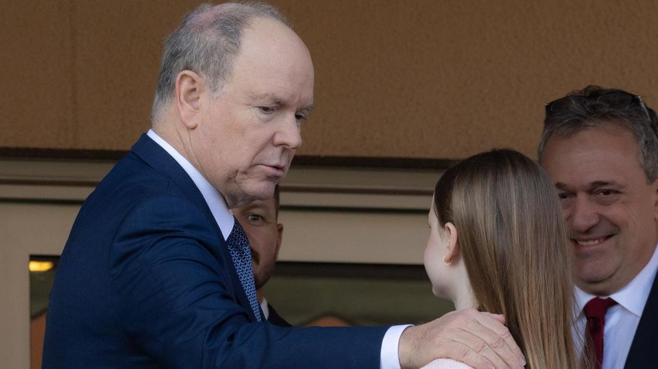 Затем князь Альберт нежно кладет руку на плечо Габриэллы.