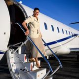 Bei strahlend blauem Himmel landet Prinzessin Victoria von Schweden am dritten Tag ihrer USA-Reise in Austin. Für ihren Besuch in der texanischen Hauptstadt setzt Victoria auf elegante Beige-Töne: Ein plissierter Rock, kombiniert mit einem kurzärmeligen Blazer, sorgt für einen zeitlos schicken Stil. Bei den Schuhen wählt die schwedische Kronprinzessin einen echten Klassiker: Die Chanel-Ballerinas sind absolute Must-haves und finden sich in den Kleiderschränken vieler Royals wieder.