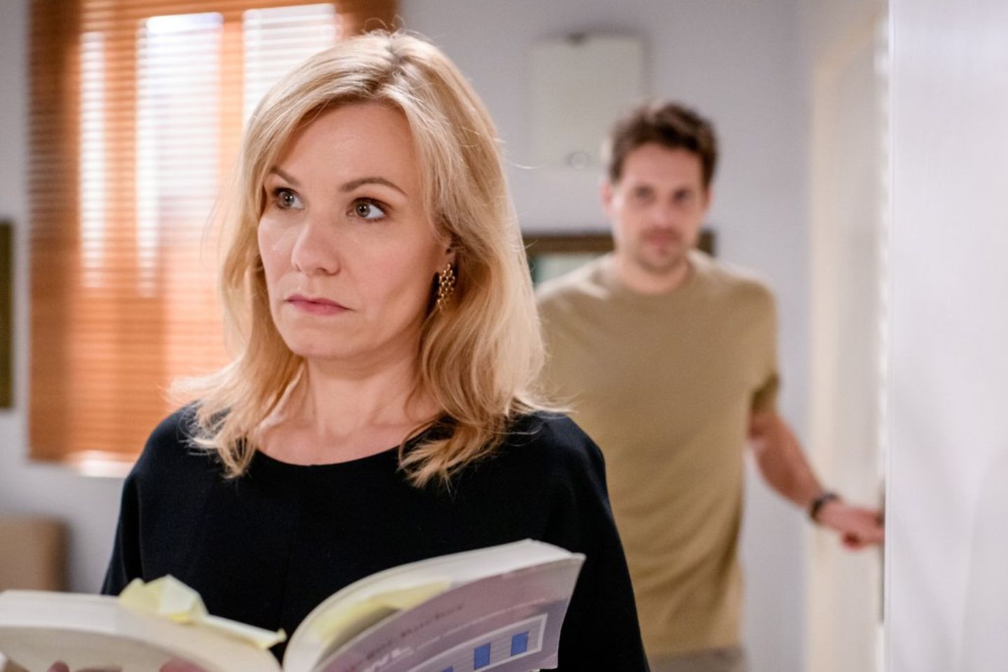 "Sturm der Liebe": Massimo (h.) braucht Katjas Hilfe, da er nochmal in Sophias Suite einsteigen will.