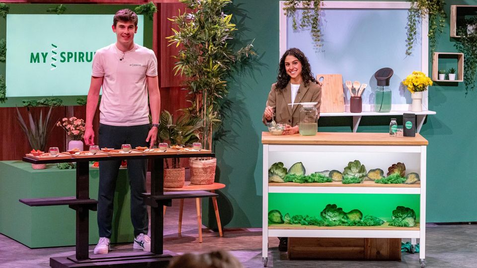 Сара Фарзанех и Бен Шведхельм представляют «MySpirulina» — автономную ферму по выращиванию спирулины.
