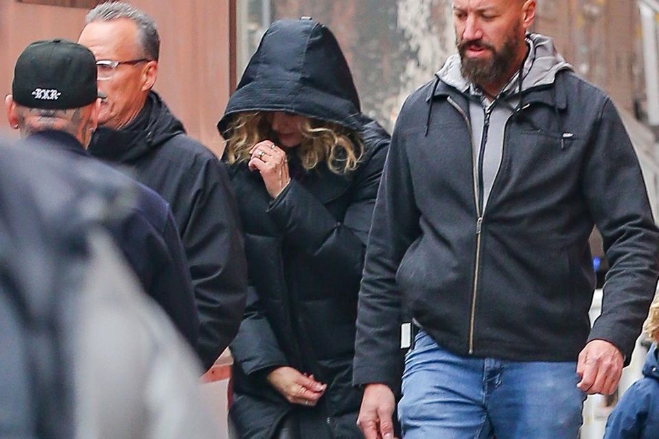 In einem langen Mantel und tief ins Gesicht gezogener Kapuze bahnt sich Cameron Diaz ihren Weg durch die Straßen