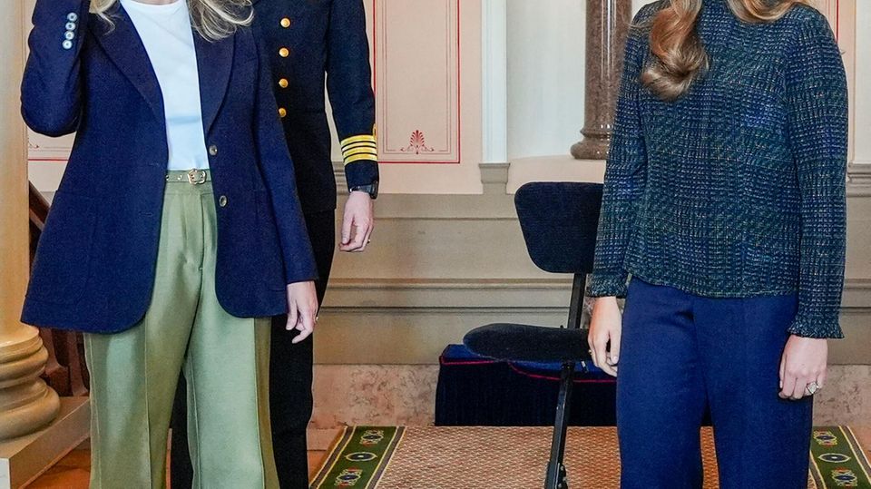 Принцесса Метте-Марит впервые публично надела кислородный аппарат на этом мероприятии. Ее дочь, принцесса Ингрид-Александра, следит за ней.