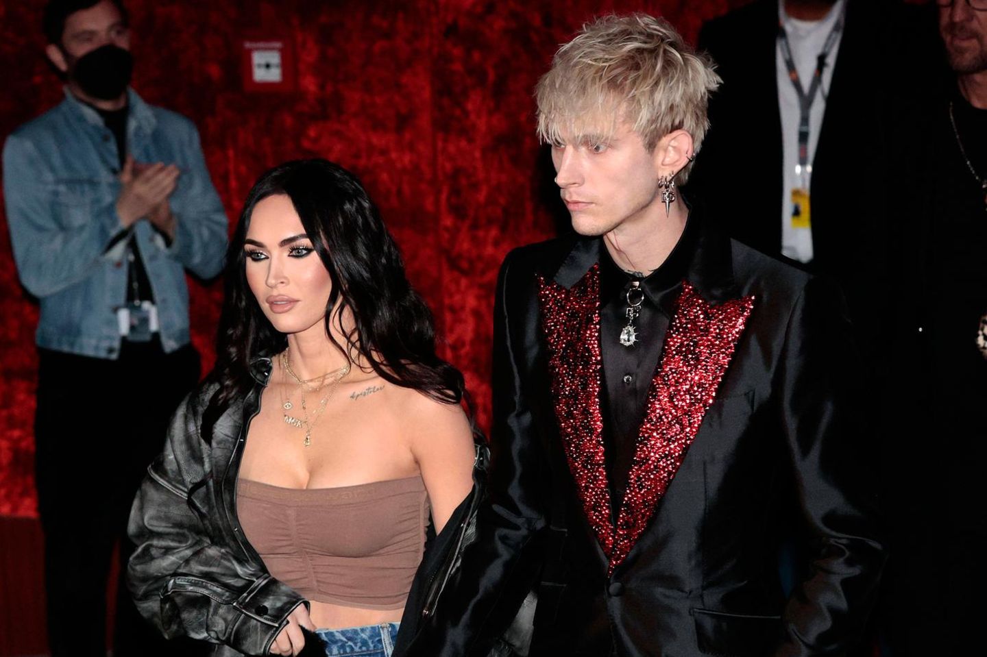 Megan Fox + Machine Gun Kelly: Er teilt auf Bühne aus, sie blockiert ...