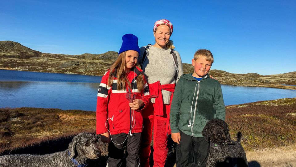 Принцесса Ингрид Александра, принцесса Метте-Марит и принц Сверре Магнус во время отпуска в Увдале в октябре 2016 года.