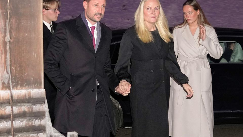 Принц Сверре Магнус, принц Хокон, принцесса Метте-Марит и принцесса Ингрид Александра в декабре 2025 года в Увдале.