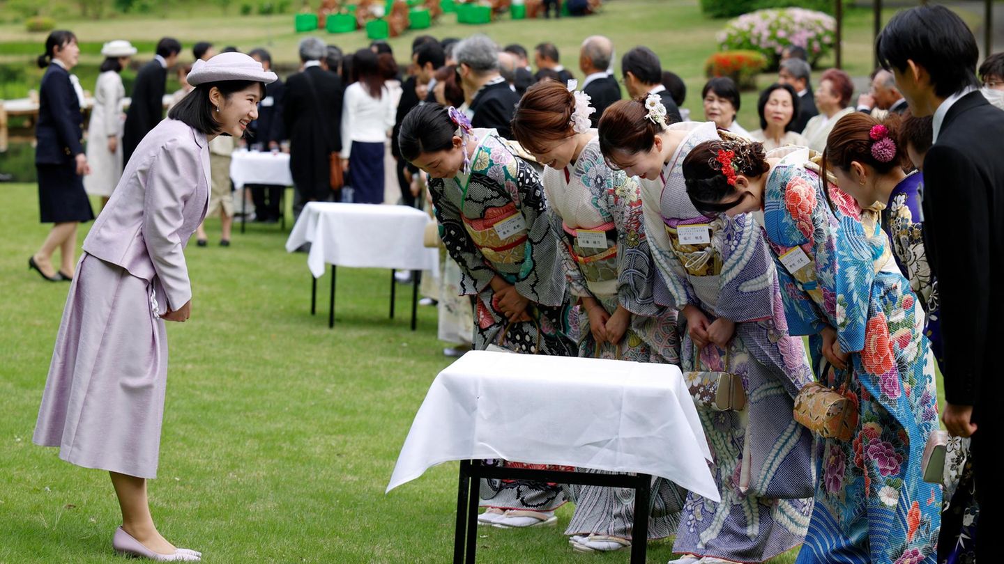Japanische Kaiserfamilie: Prinzessin Aiko strahlt bei traditioneller Gartenparty