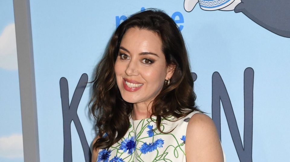 Несмотря на свободное мини-платье на красной дорожке, у Одри Плазы заметен под ним увеличивающийся беременный живот.