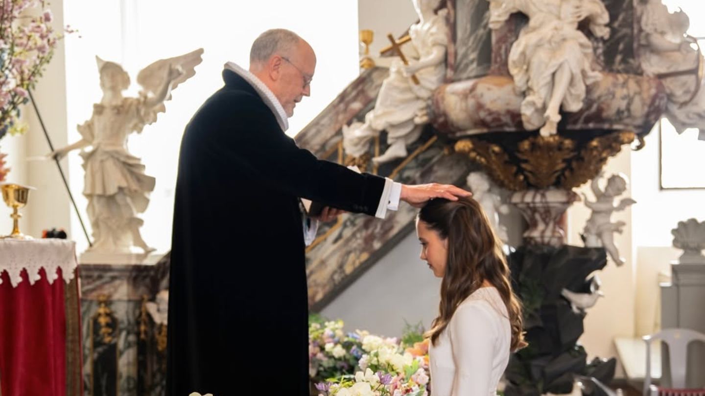 Zwillinge im Rampenlicht: Blick durch das kirchliche Schlüsselloch! So emotional war die Konfirmation