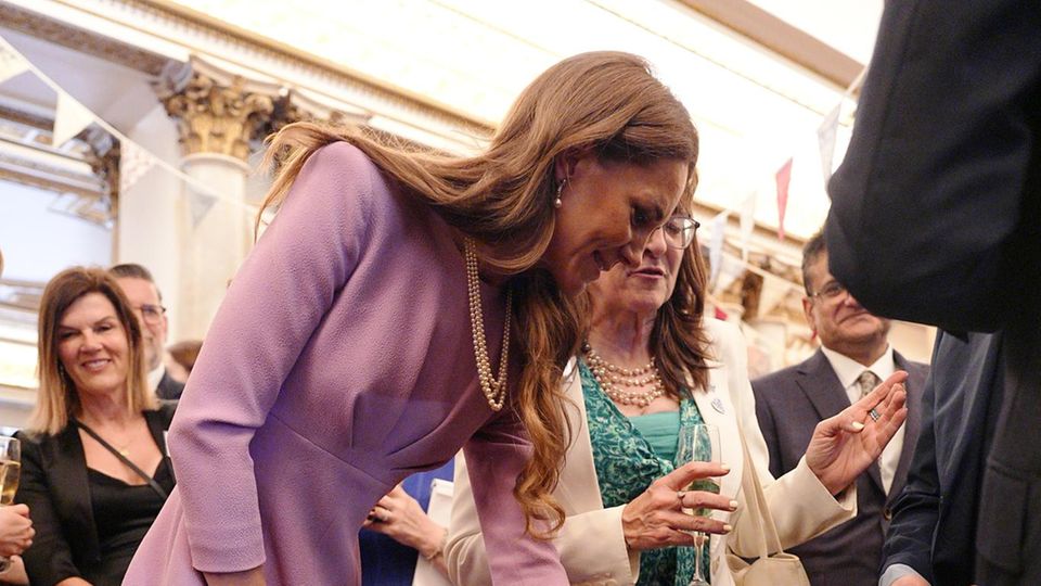 Кэтрин, принцесса Уэльская, излучает истинную ауру королевы Елизаветы в сиреневом платье с жемчужным ожерельем.