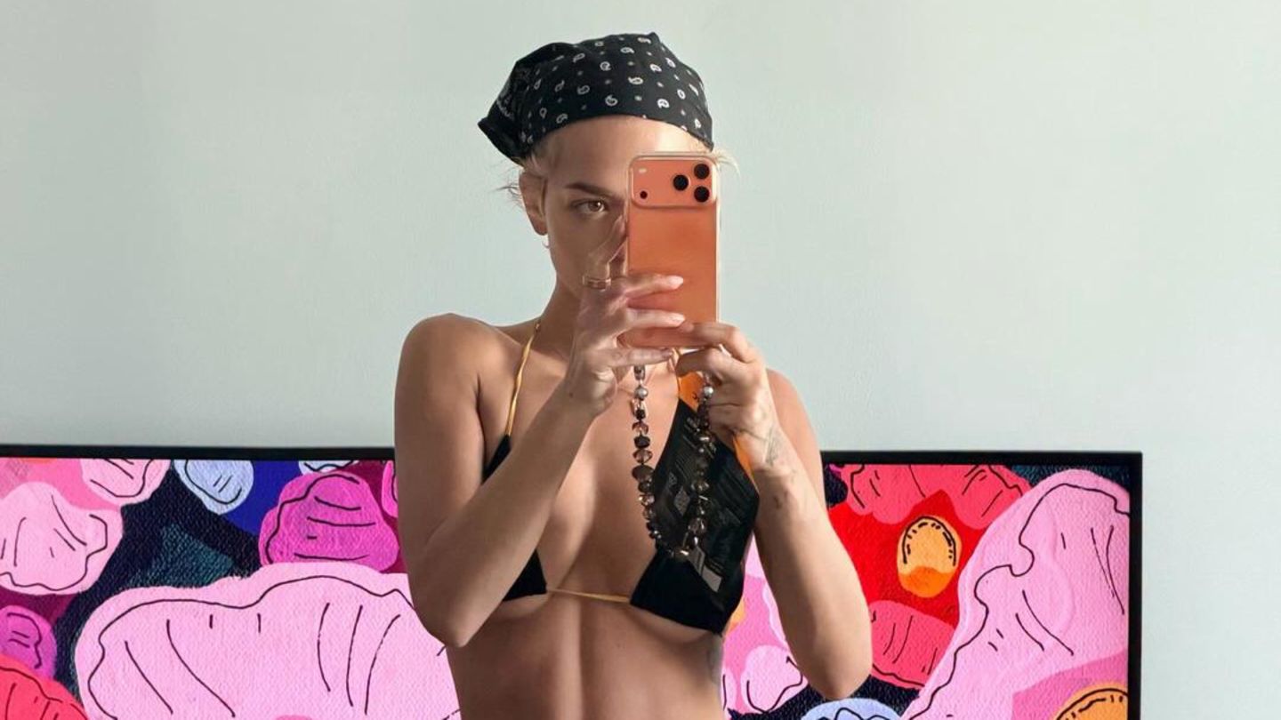 Fitness: Welcher Promi präsentiert hier seine durchtrainierten Bauchmuskeln?