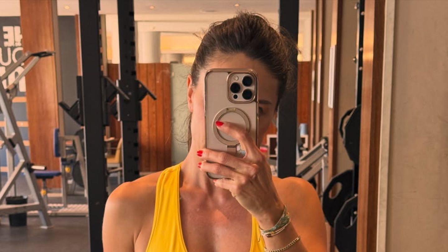 Nazan Eckes : Im Sport-BH zeigt sie, wie sportlich 49 Jahre aussehen