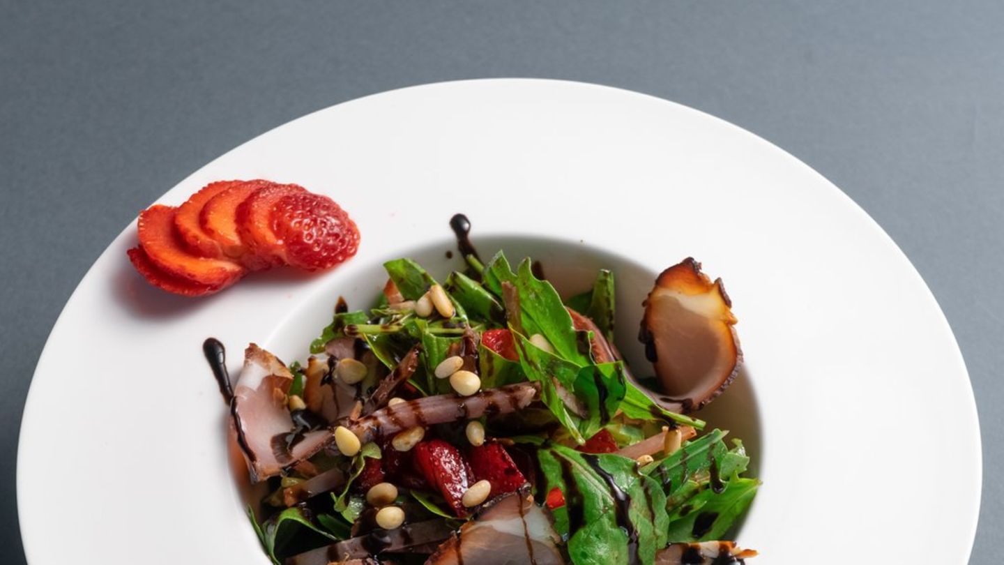 Ungewohnt: Salat mit Erdbeeren und Schinken