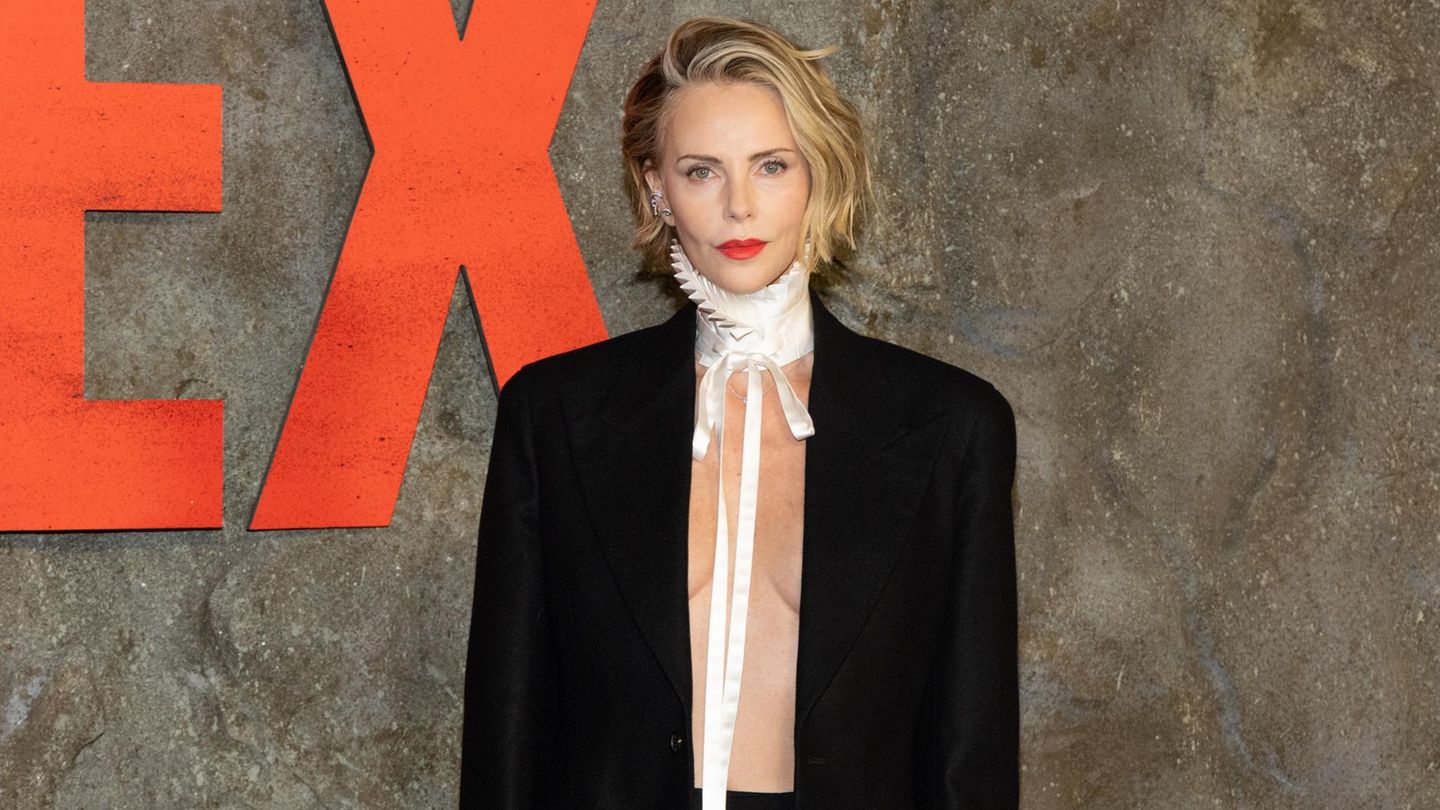 Charlize Theron: Hemd vergessen! Sie bringt Fans mit XXL-Dekolleté zum Staunen