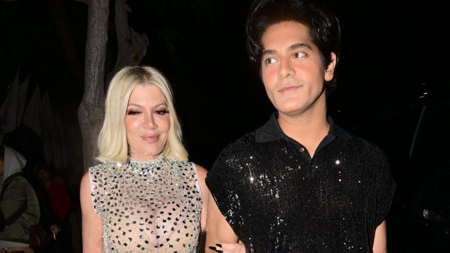 Nackt-Kleider: Sie trägt einen Hauch von Nichts – doch das eigentliche Highlight wird übersehen