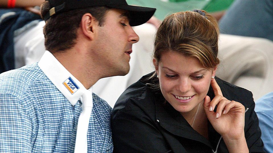 Одна из первых публичных фотографий Доды де Миранды и Афины Онассис: в апреле 2003 года обрученная пара с любовью появилась на краю международного конноспортивного мероприятия в Порту-Алегри, на юге Бразилии.