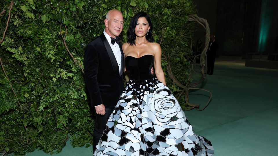 Джефф Безос и Лорен Санчес на Met Gala 2024.