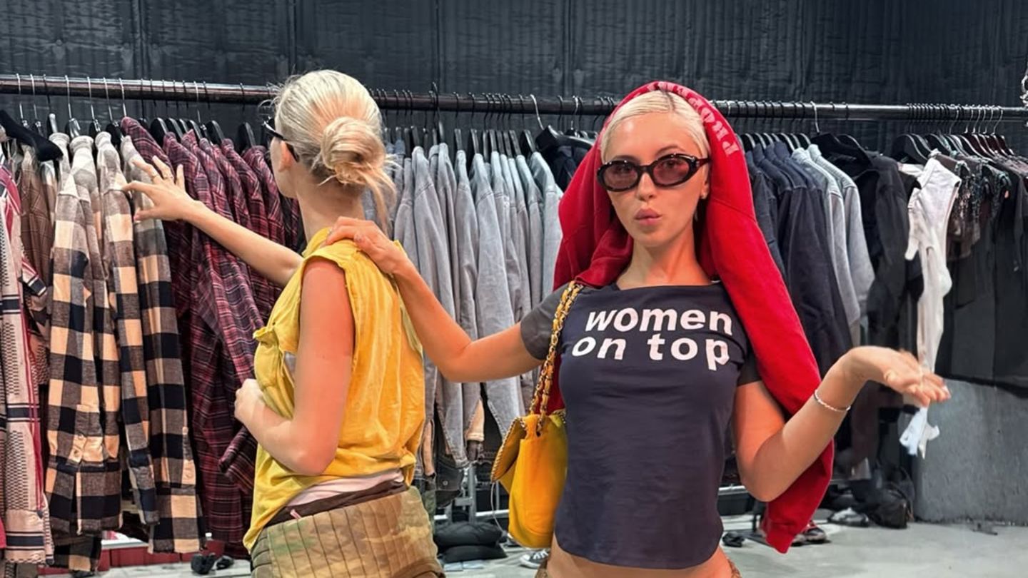 Mottoshirts: Und setzt dafür auf unkonventionelle Styling-Methoden