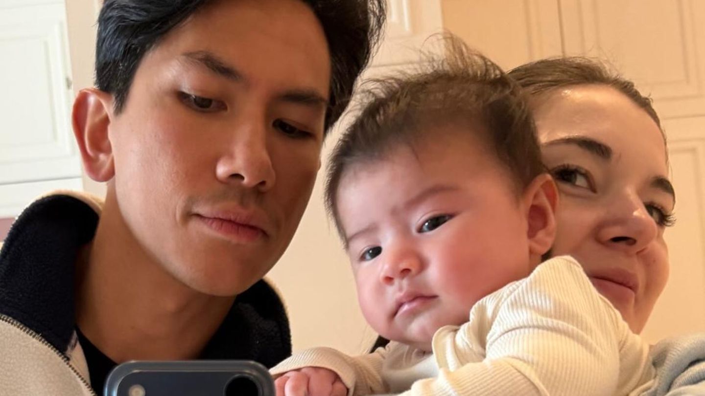 Prinz Mateen + Prinzessin Anisha von Brunei: Prinzessin Zahra beäugt genau, wie Prinz Mateen das Spiegelselfie macht